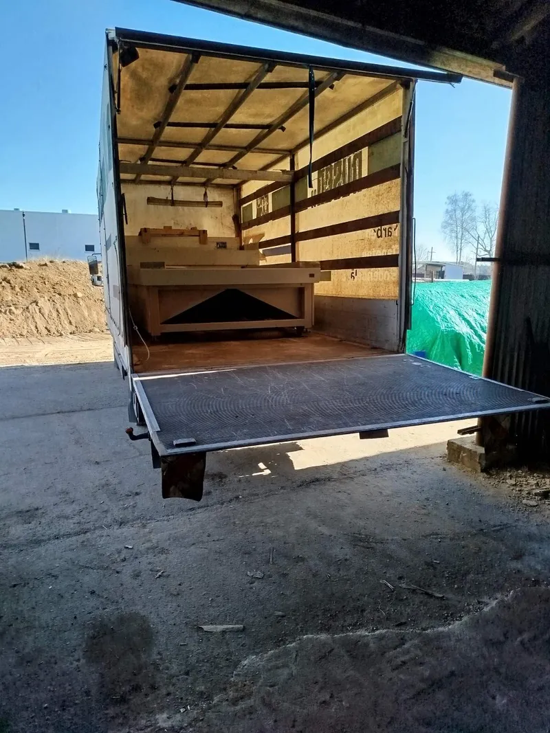 Грузовой автомобиль готов к рейсу по Минску и области